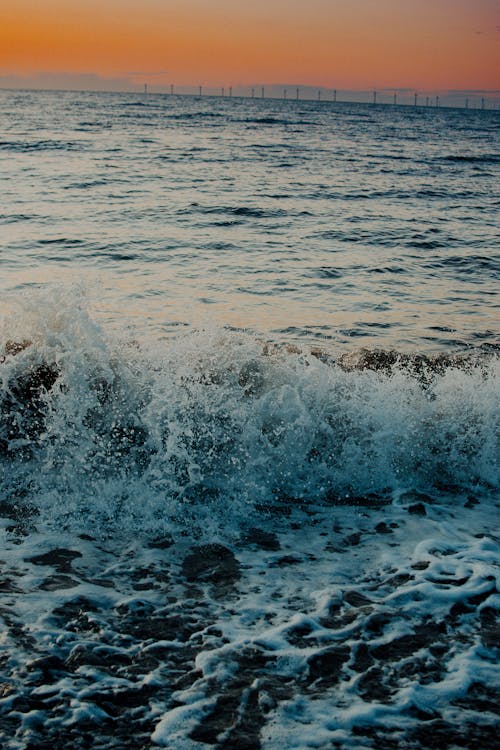 Ondas Do Oceano Quebrando Na Costa