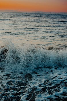 迷人的海景，日落时分海浪拍打着海岸，风景如画