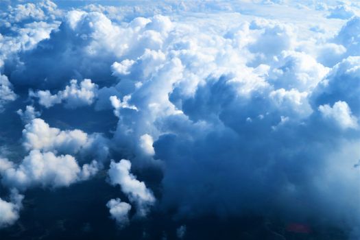 俯瞰法国上空，蓬松的白云令人惊叹，展现出一片宁静祥和的云景