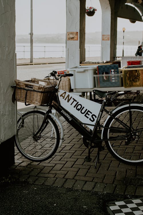 Bicicleta De Ciudad Negra Estacionada Junto A Una Pared Blanca