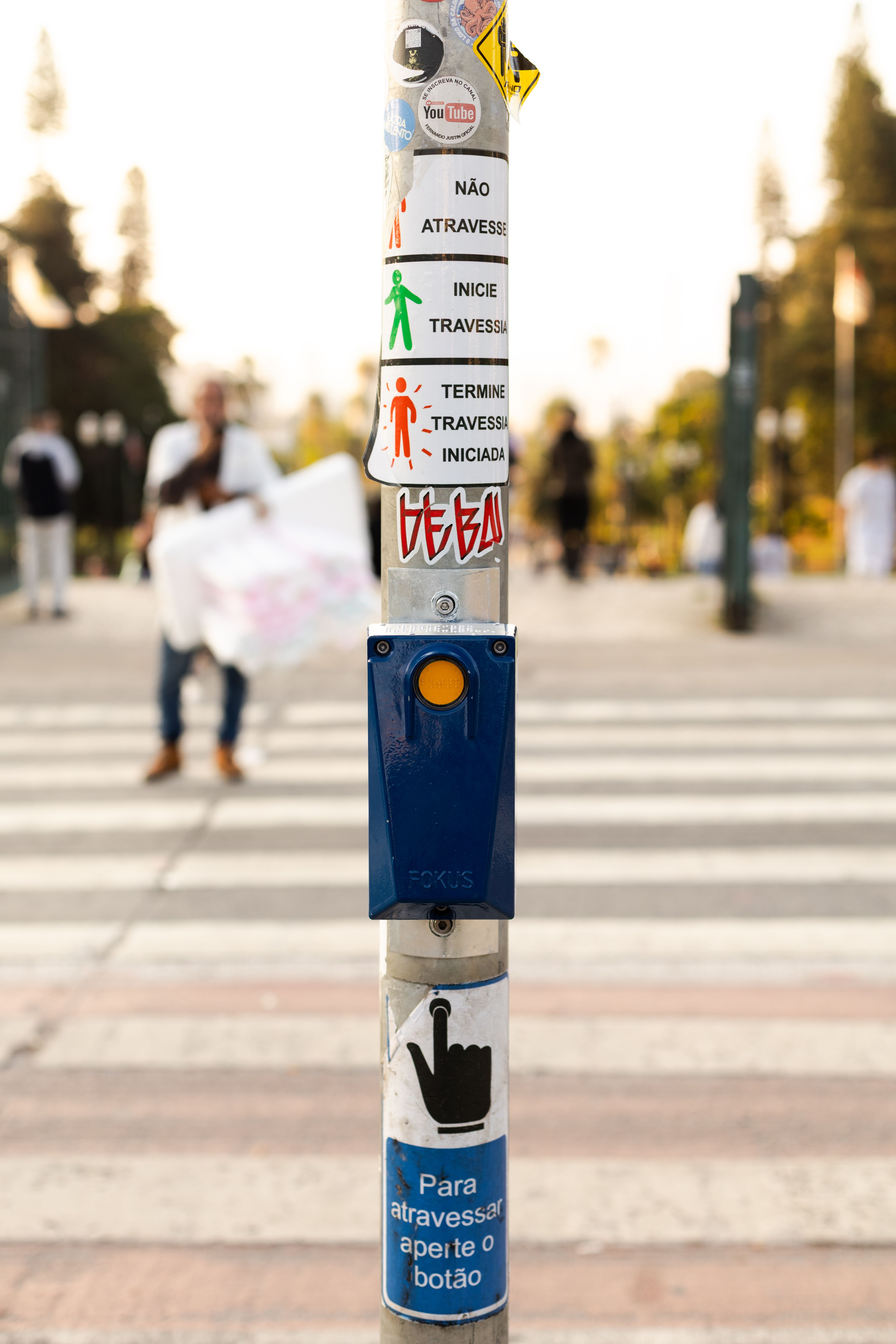 Pedestrian crossing button with instructions in São Paulo, Brazil