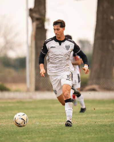 Player driving forward with the ball — photo by Mateo Franciosi on Pexels