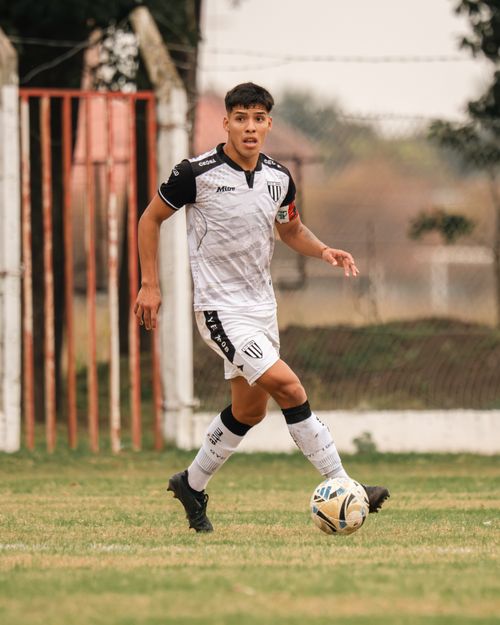 Free Dynamic shot of a young male soccer player in action during a daytime outdoor match. Stock Photo
