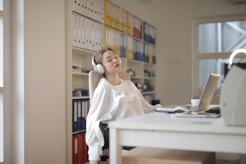 Free 흰색 드레스 셔츠의 자에 앉아있는 여자 Stock Photo