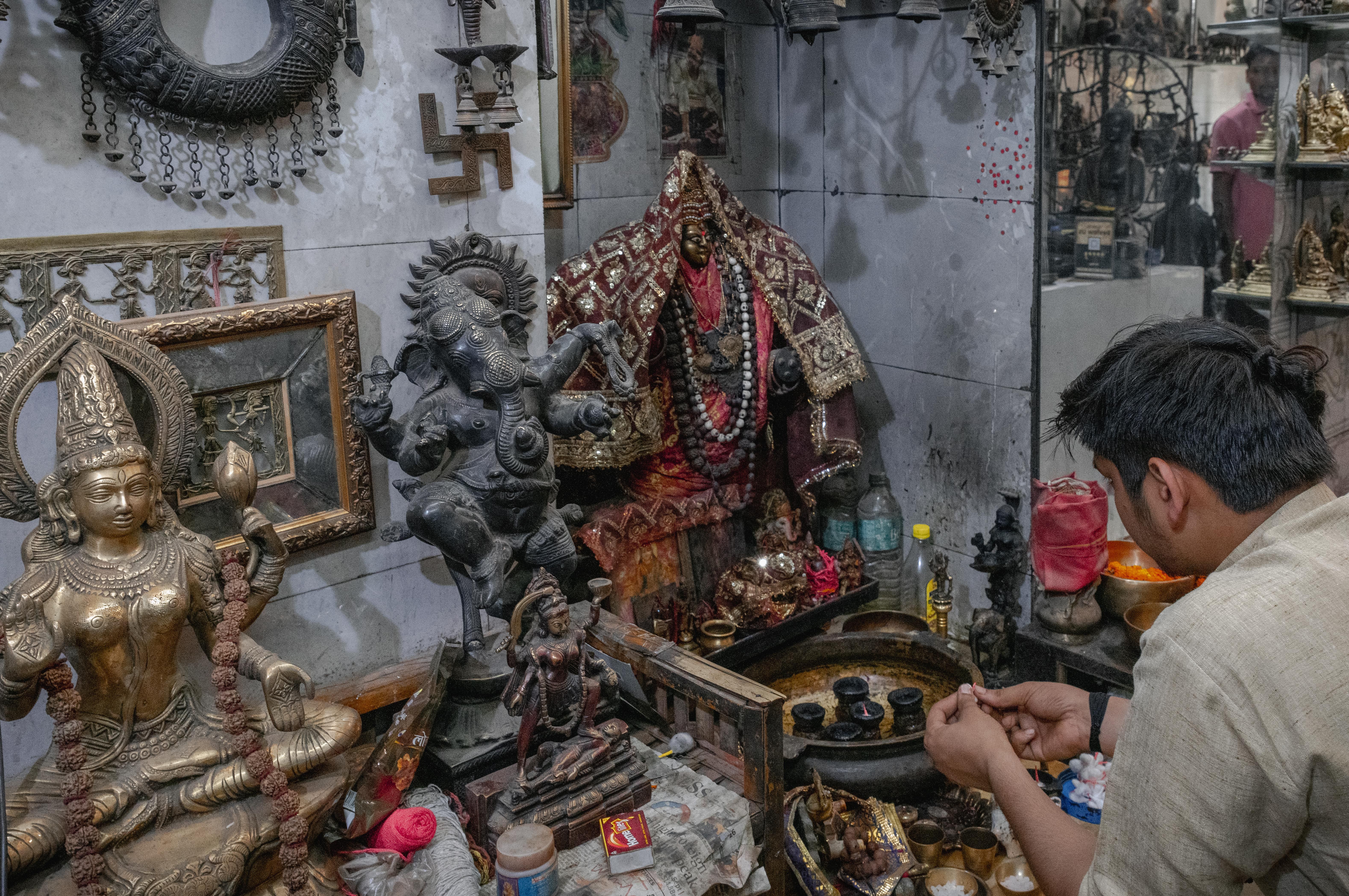 PM Modi offers prayers at Delhi temple as he completes 25 years in public office news update image
