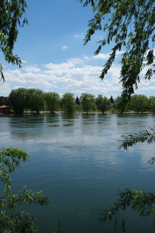 Free Tranquil river scene with lush greenery and a clear blue sky in Avanos, Nevşehir, Türkiye. Stock Photo