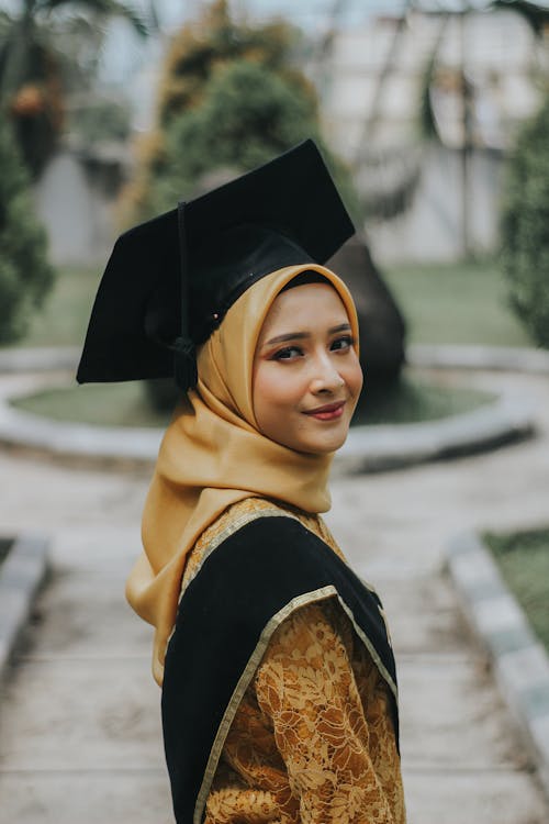 Femme Portant Une Casquette Académique Carrée Noire