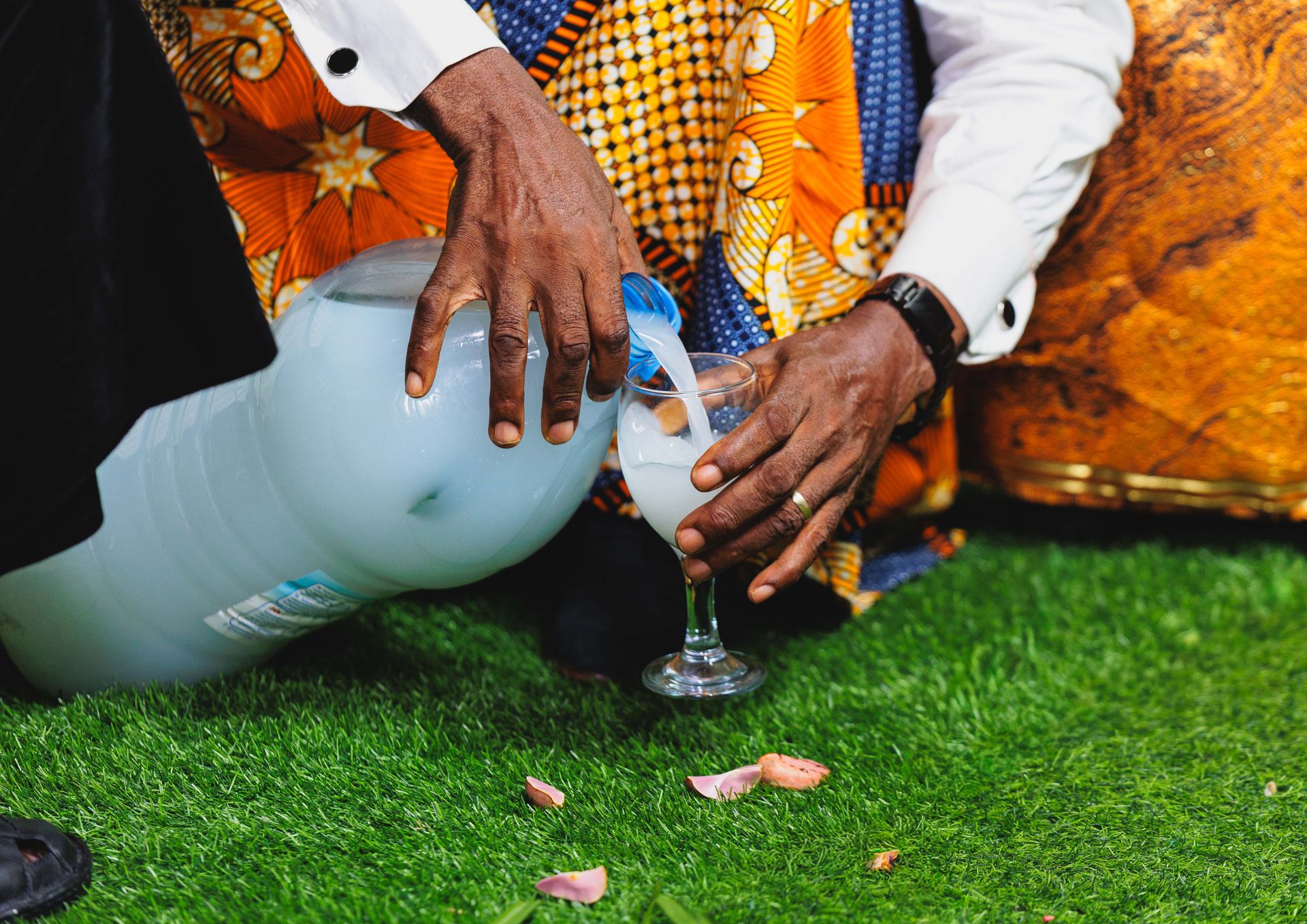 Una celebración de boda tradicional al aire libre