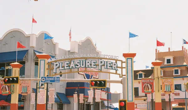 Le Pleasure Pier de Galveston sur le golfe du Mexique