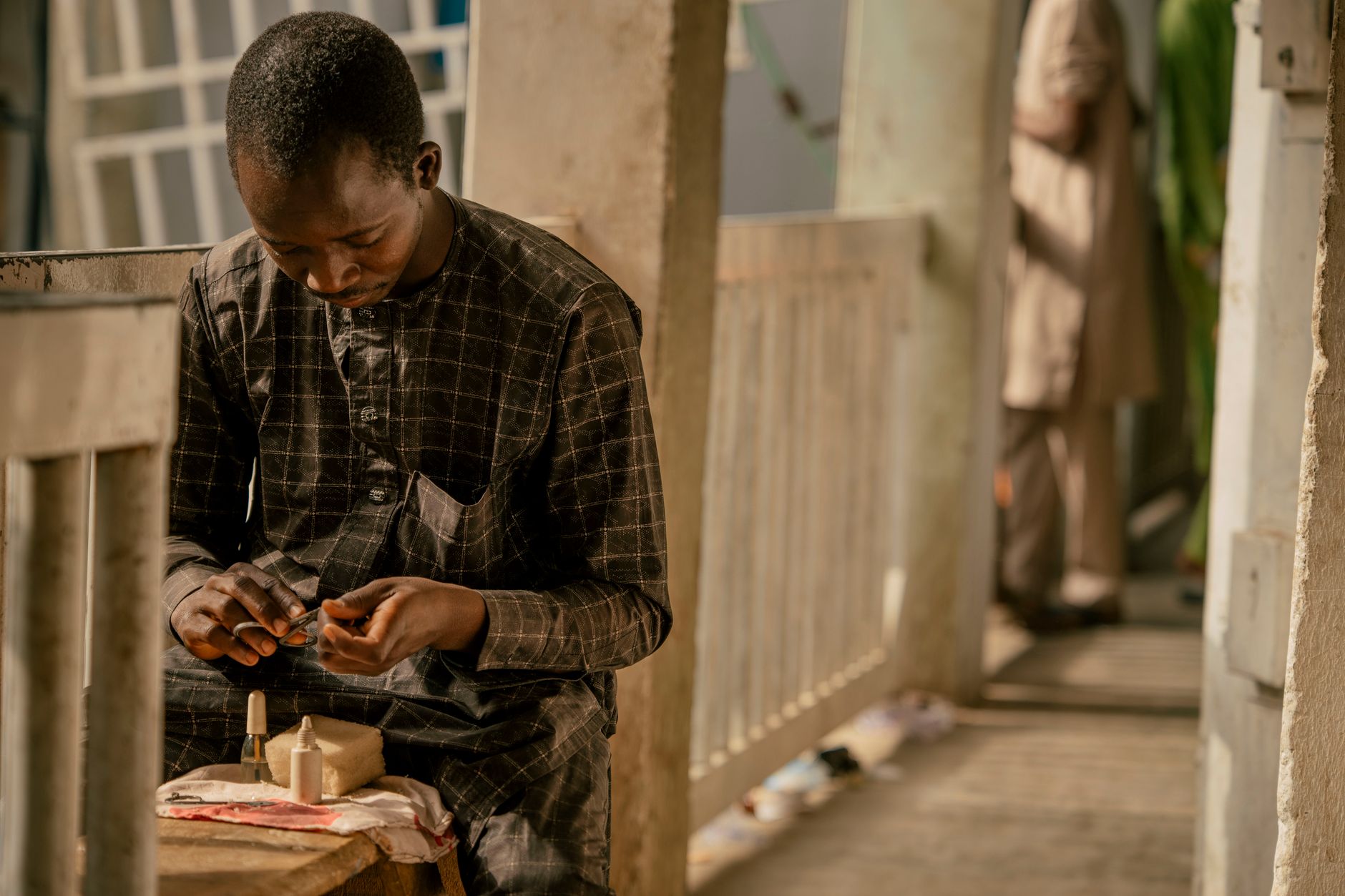 Menuisier artisan à Ambositra dans son atelier