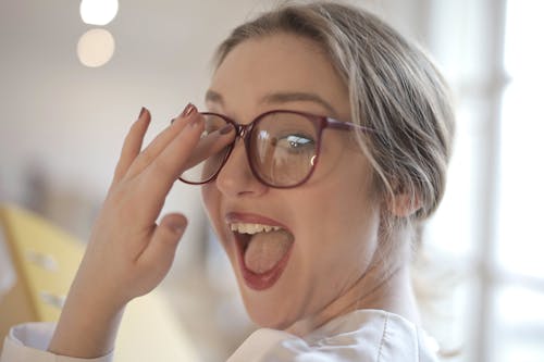 Photo En Gros Plan De Femme Portant Des Lunettes