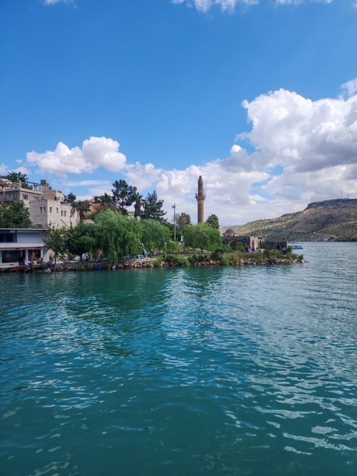 Free Picturesque view of Halfeti in Türkiye with a waterside mosque and lush greenery. Stock Photo