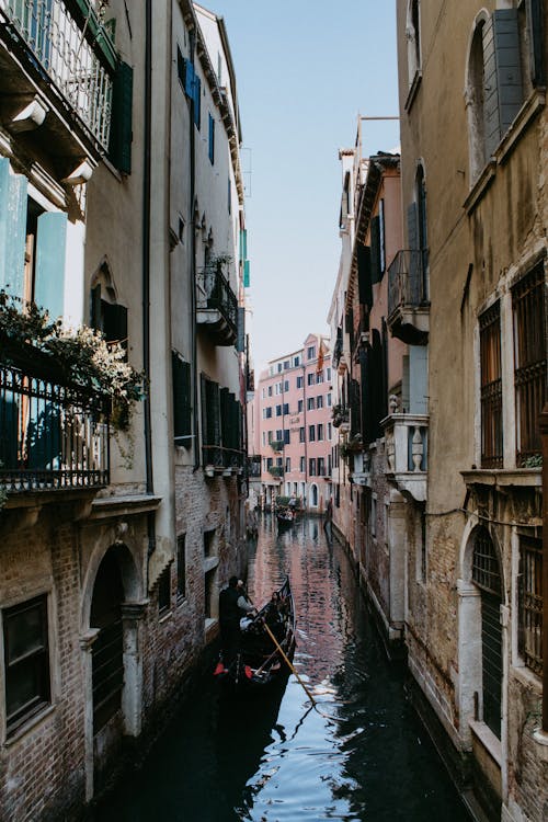 免費 垂直拍攝, 威尼斯, 狹窄 的 免費圖庫相片 圖庫相片
