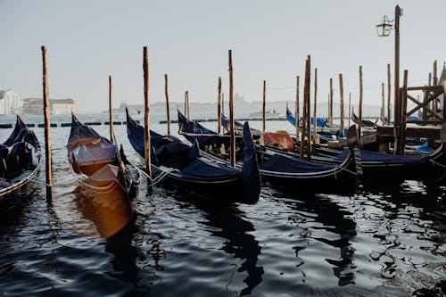 Fotobanka s bezplatnými fotkami na tému Benátky, člny, doky