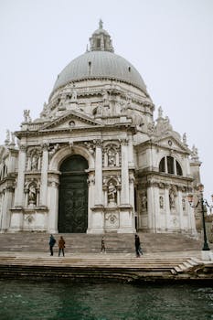 威尼斯圣玛丽亚致敬教堂的雄伟建筑细节，在壮丽景色中得以展现