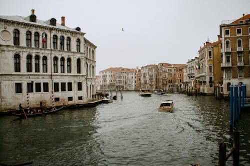 Foto d'estoc gratuïta de barques, canal, ciutat