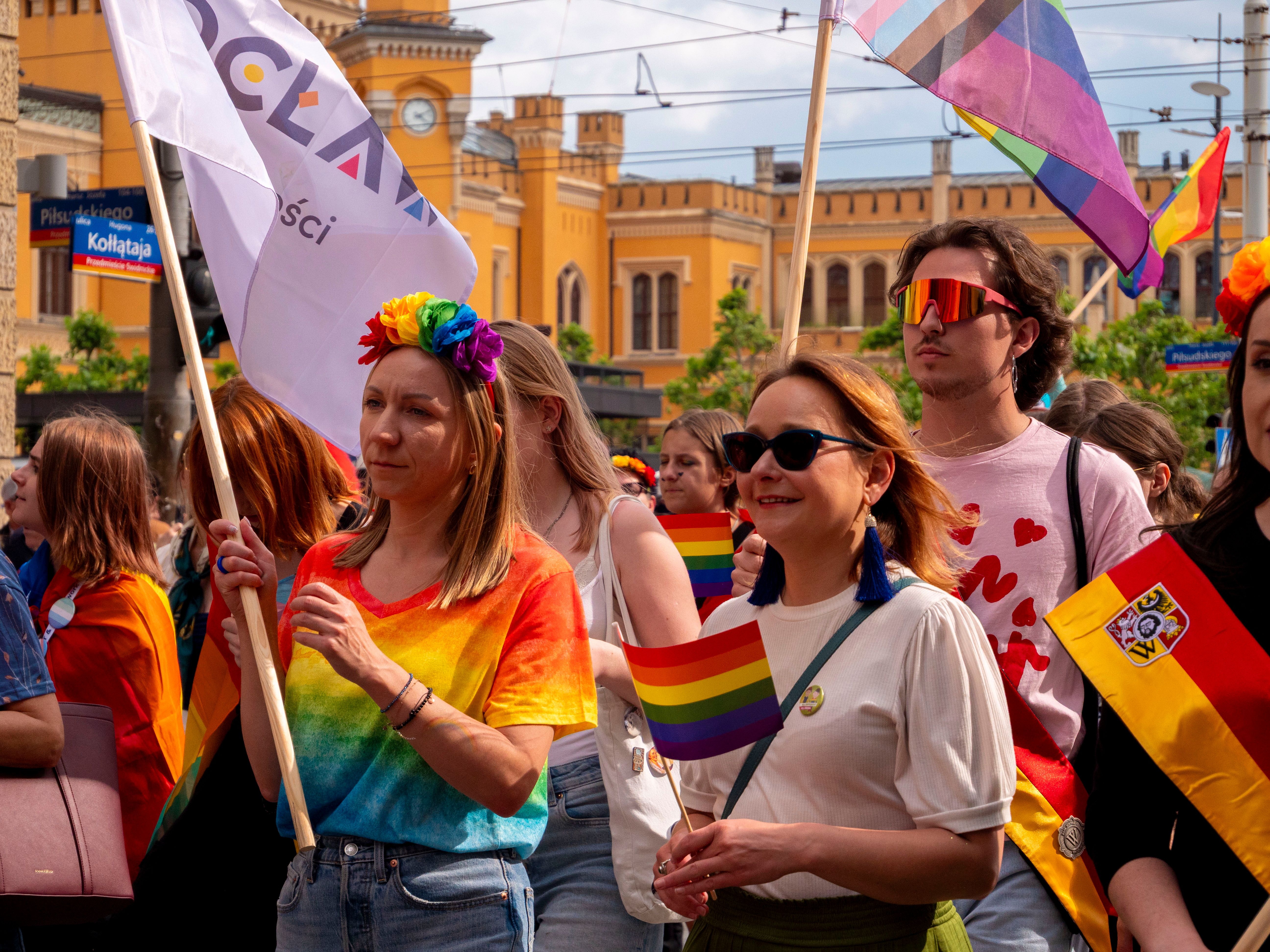 Gratuit Célébration de la diversité et de l'inclusion à la Marche des fiertés de Wrocław avec des drapeaux colorés et des participants joyeux. Photos