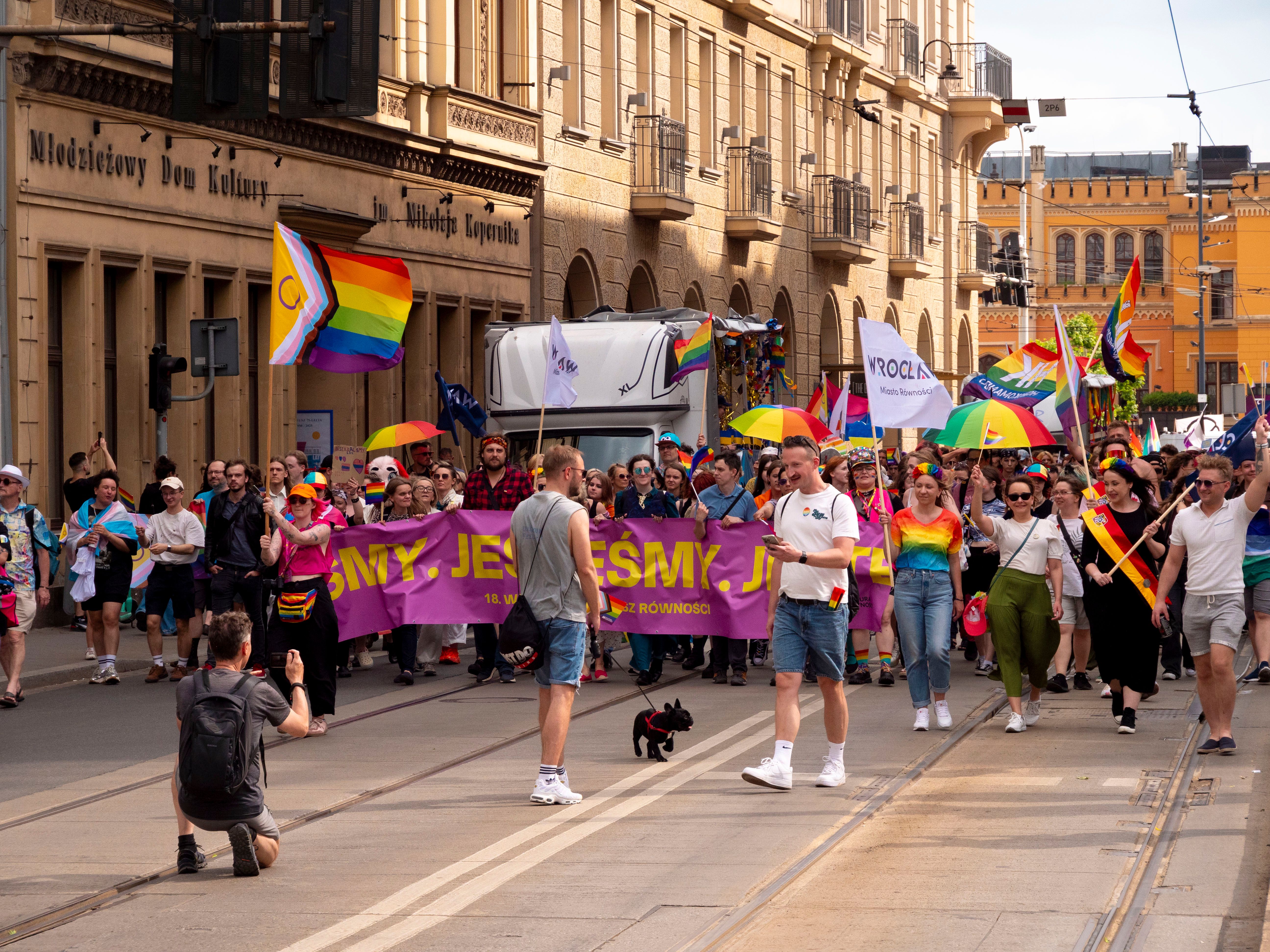 Gratuit Défilé de fierté haut en couleur à Wrocław, en Pologne, célébrant l'inclusion et la diversité LGBTQIA+. Photos