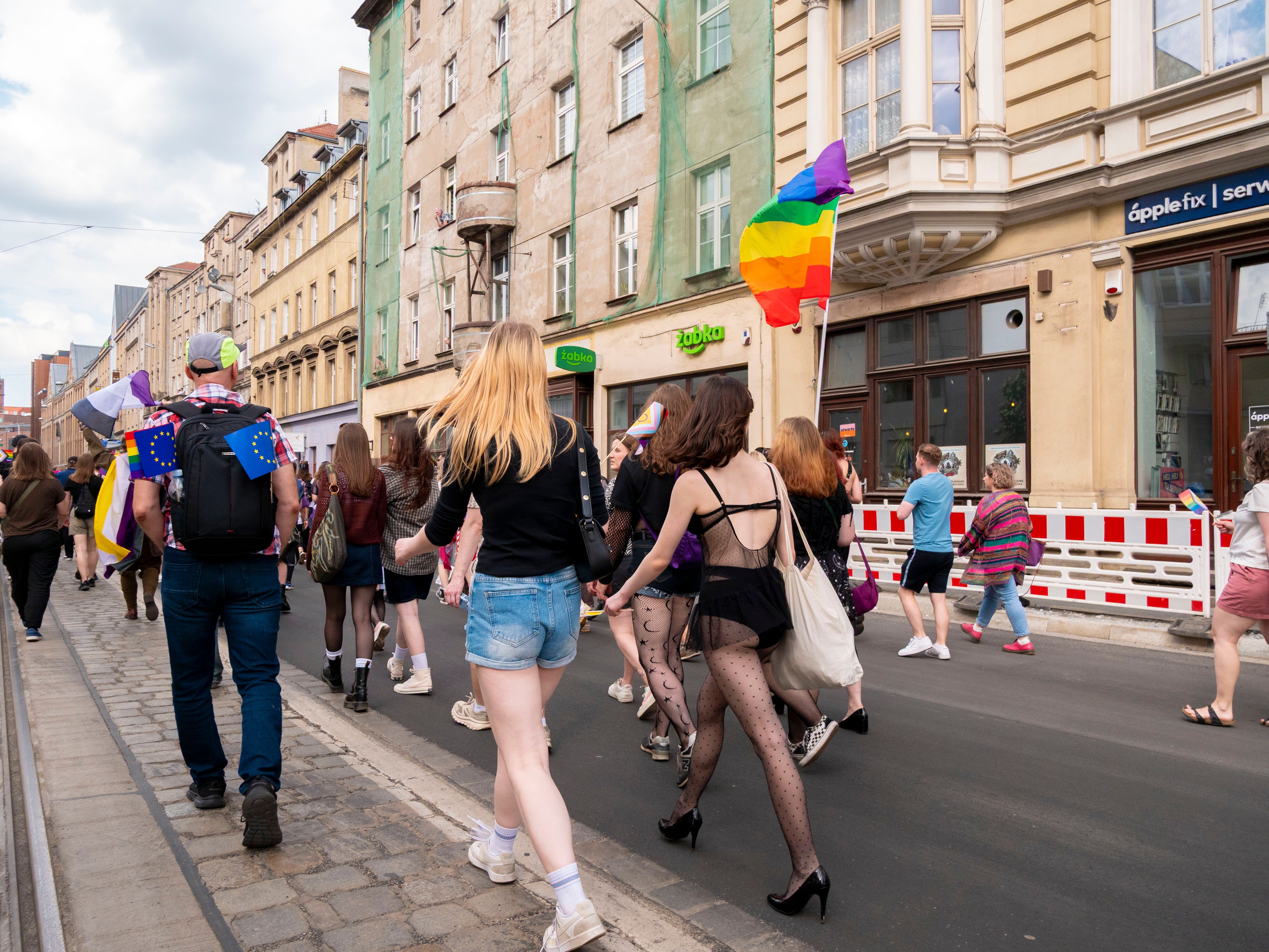 Gratuit Défilé de fierté haut en couleur à Wrocław, en Pologne, célébrant l'égalité et la diversité. Photos