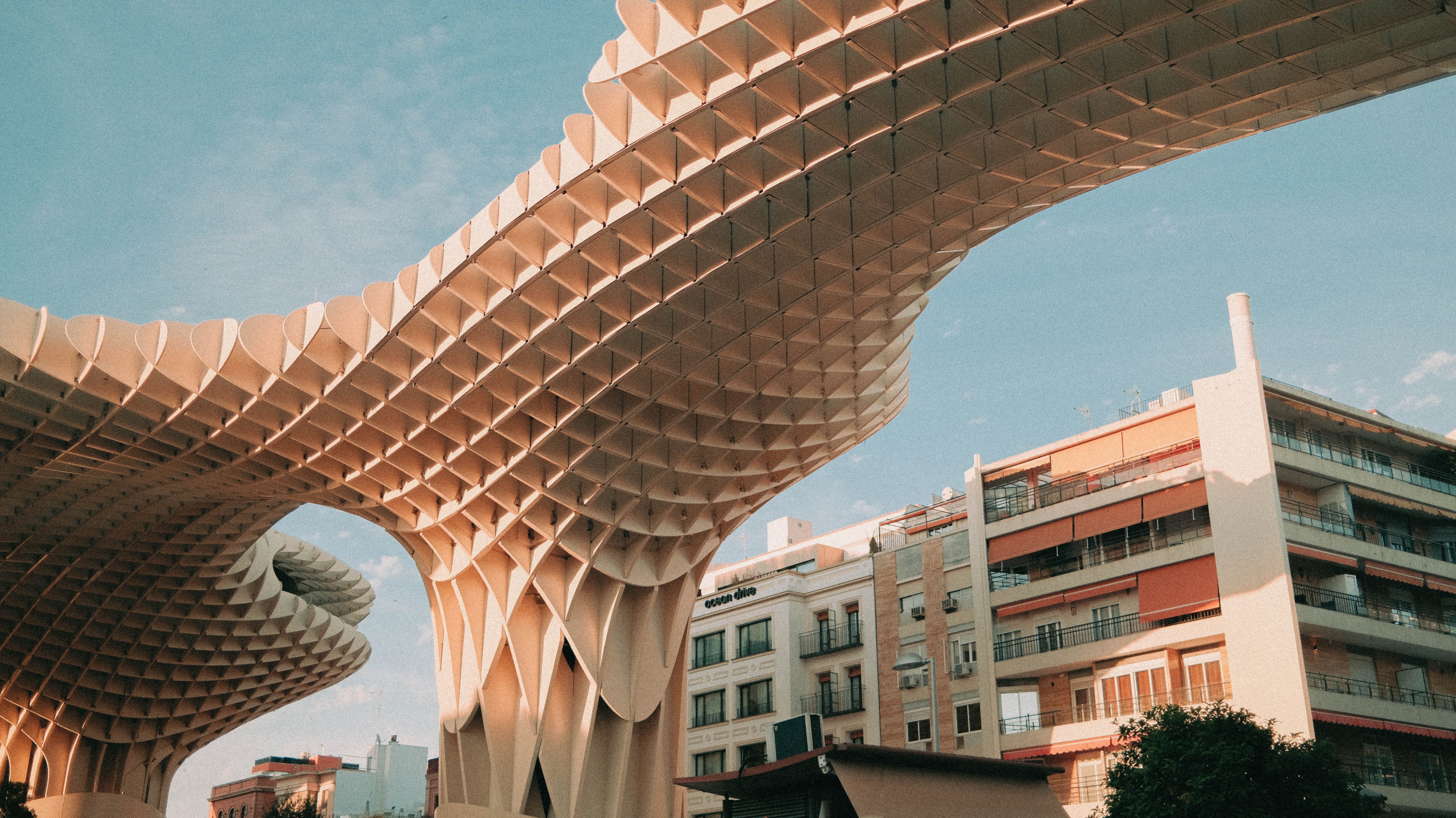 ¿Qué límites impone la arquitectura de un GPU en la inteligencia artificial?