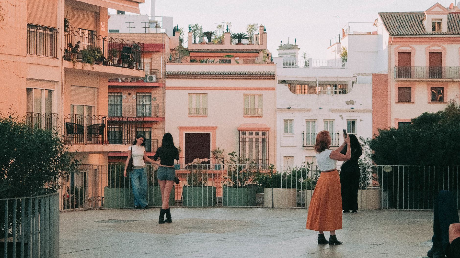 Una plaza española con terrazas al atardecer