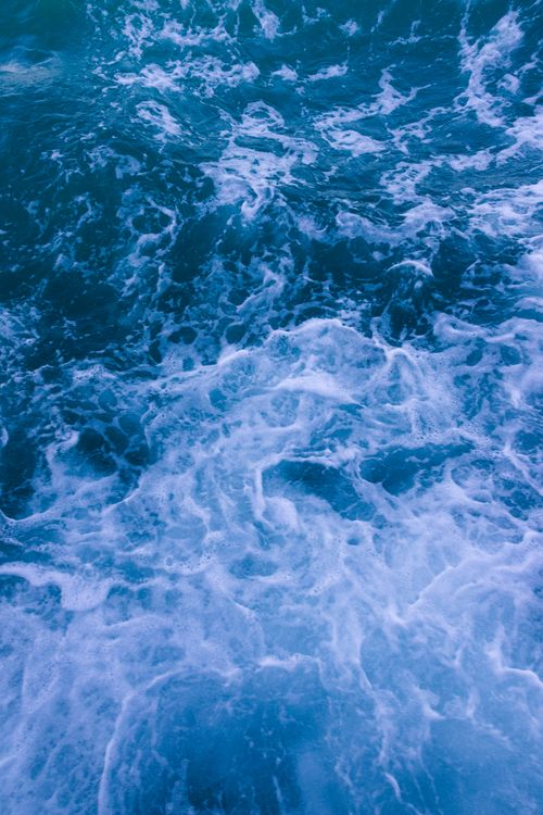 Free Dynamic turquoise sea waves crashing, offering a refreshing view of Türkiye's coastal beauty. Stock Photo