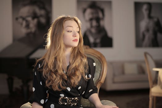 这是一幅室内女性肖像，背景风格优雅，装饰复古