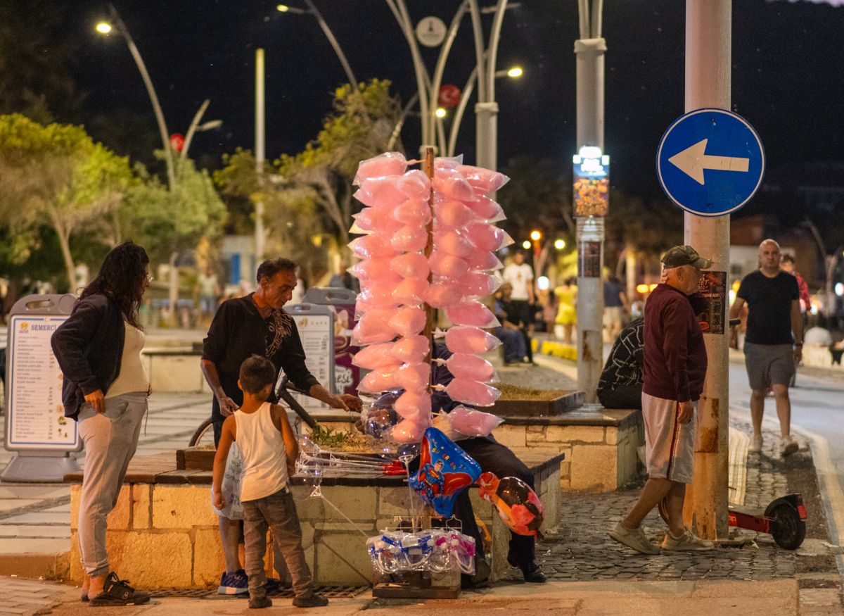 Night scene of a street vendor selling cotton candy in Foça, İzmir, Türkiye.