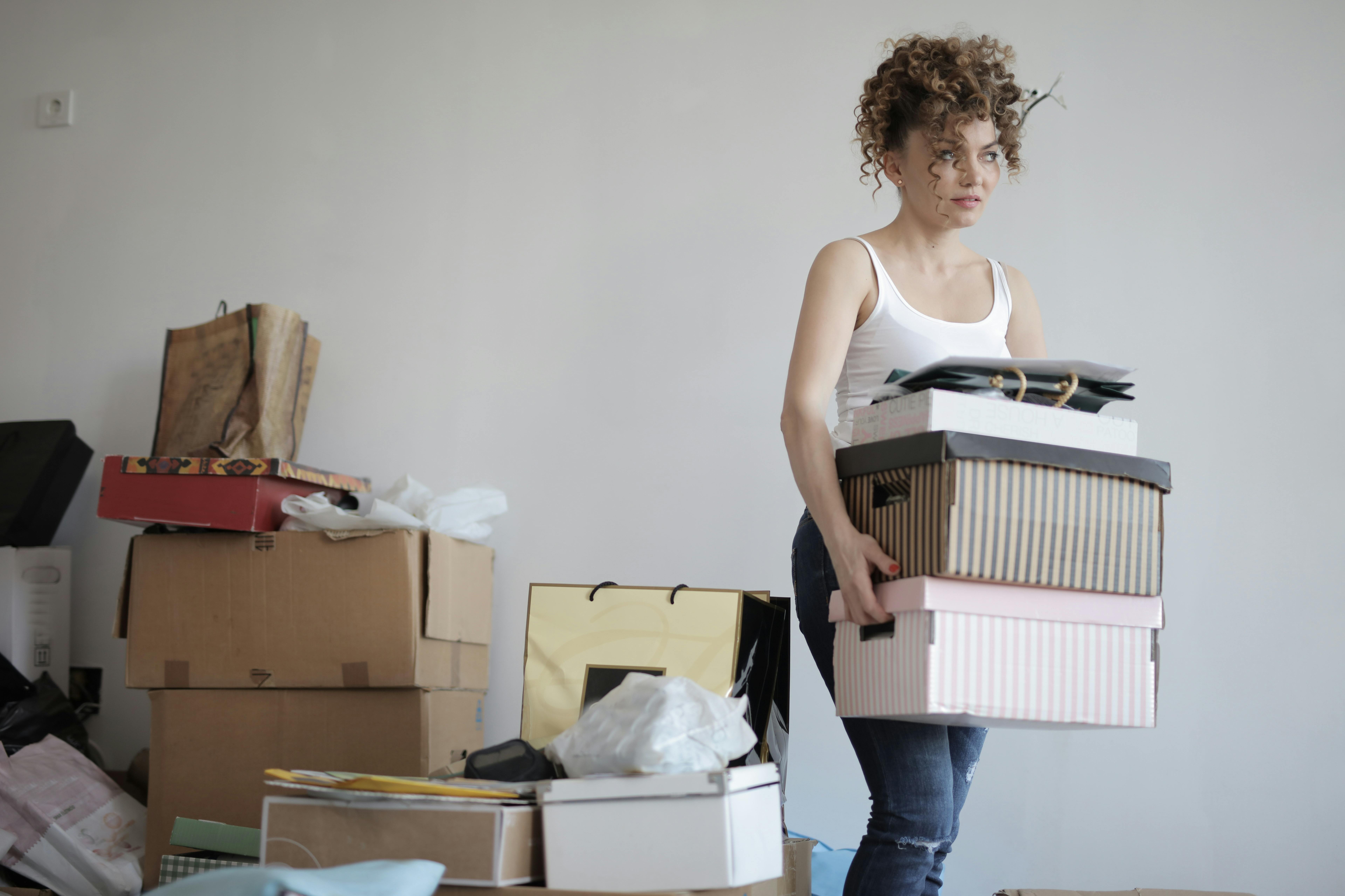 Mujer Concentrada Llevando Pila De Cajas De Cart\u00f3n Para Reubicaci\u00f3n ...