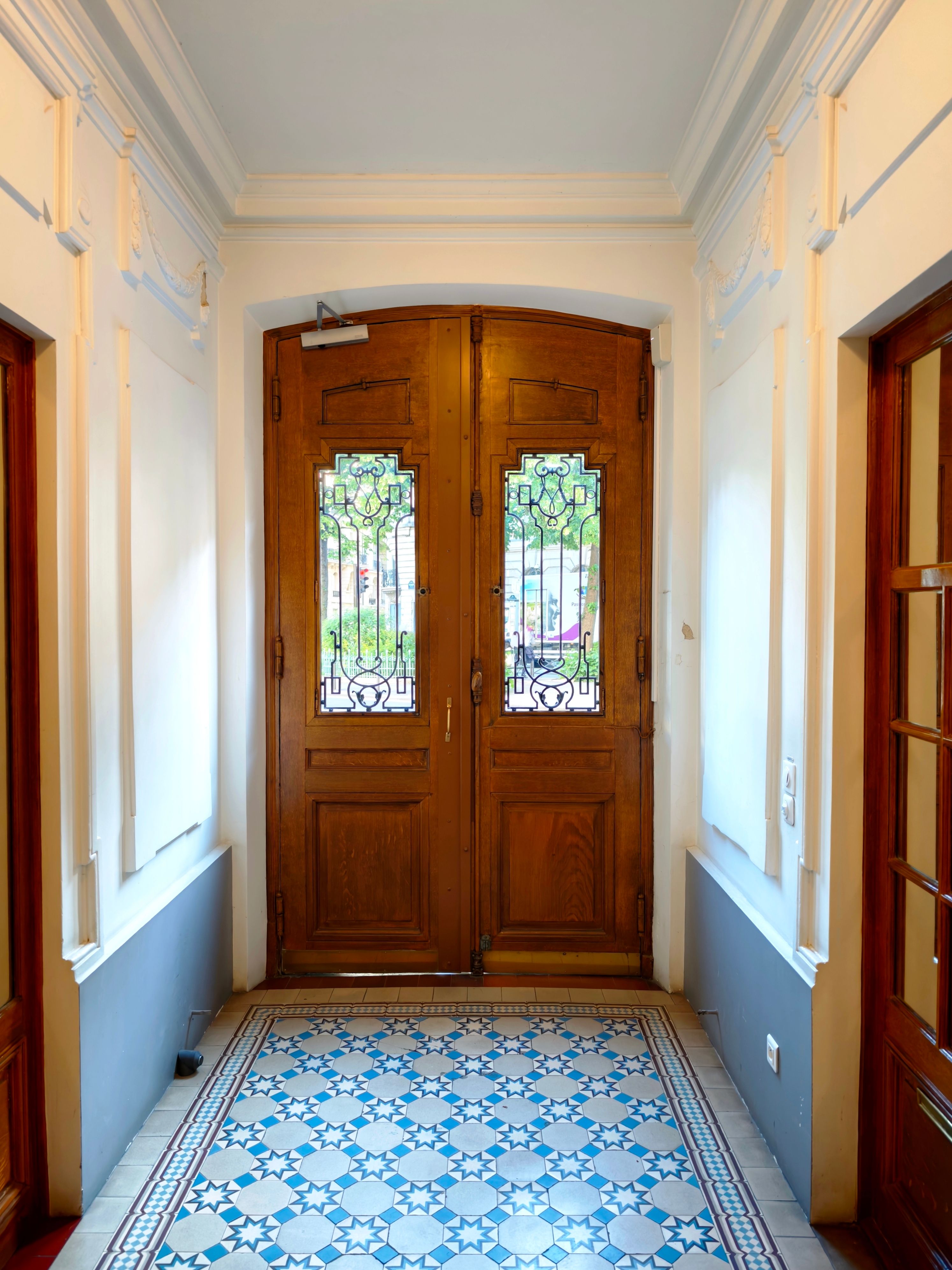 Portes palières en bois dans un couloir d'immeuble parisien