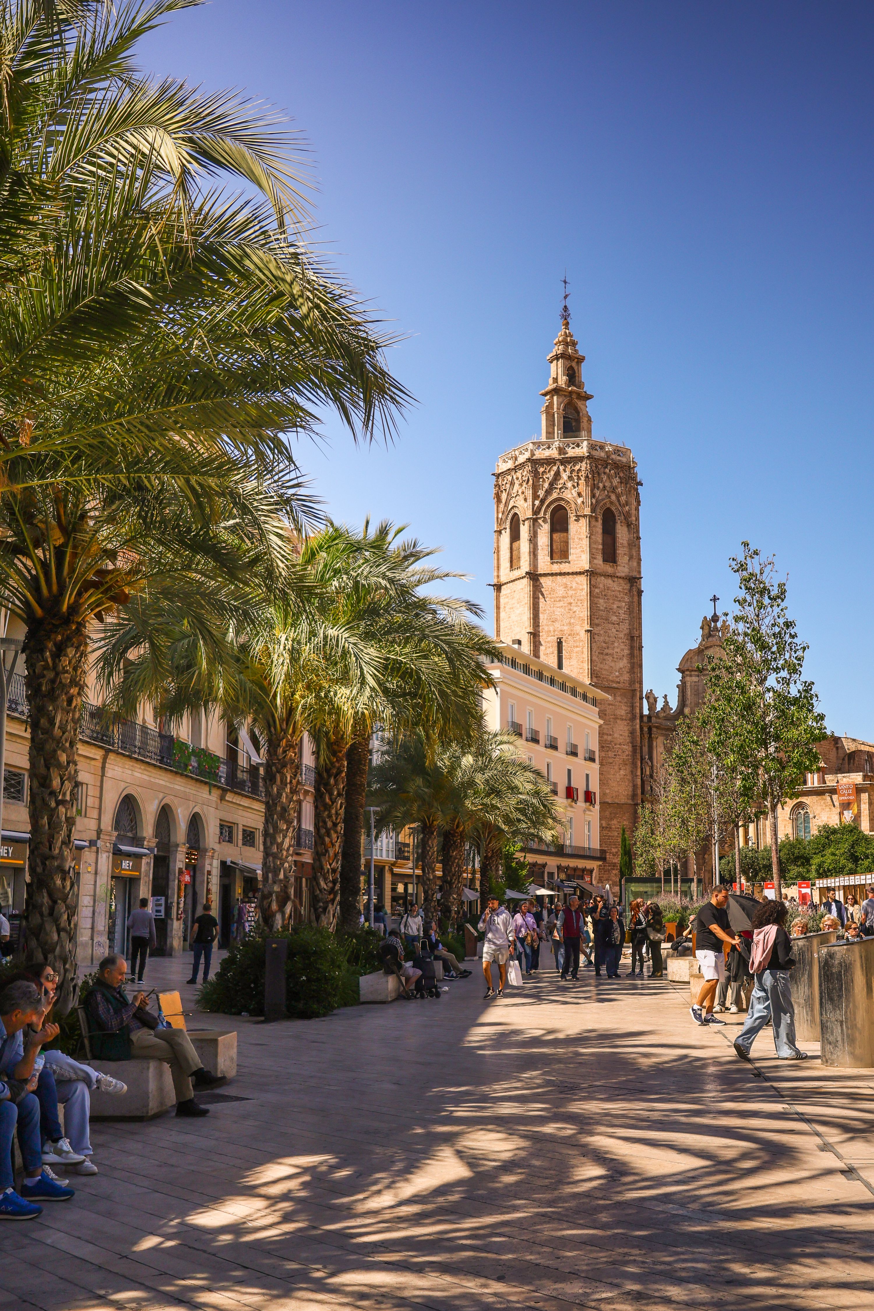 De franc Vibrant escena urbana de València amb l'icònica Torre del Miquelet, que mostra l'arquitectura local i la vida quotidiana. Foto d'estoc