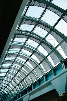 玻璃屋顶的详细向上视图，带有金属框架和几何图案