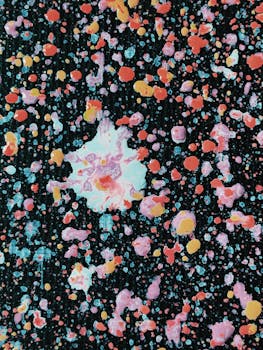 这幅色彩缤纷的抽象艺术作品，在深色背景上点缀着飞溅与污渍的痕迹，非常适合现代装饰风格