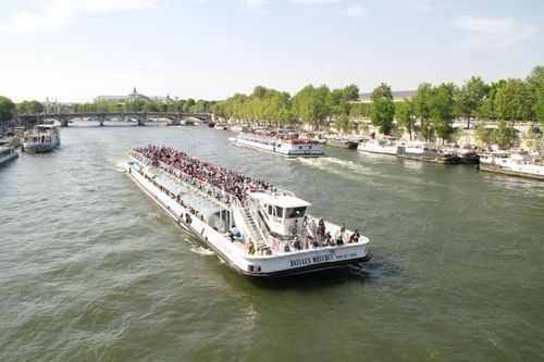 Free Scenic daytime photo of Bateaux Mouches on the Seine River in Paris. Stock Photo
