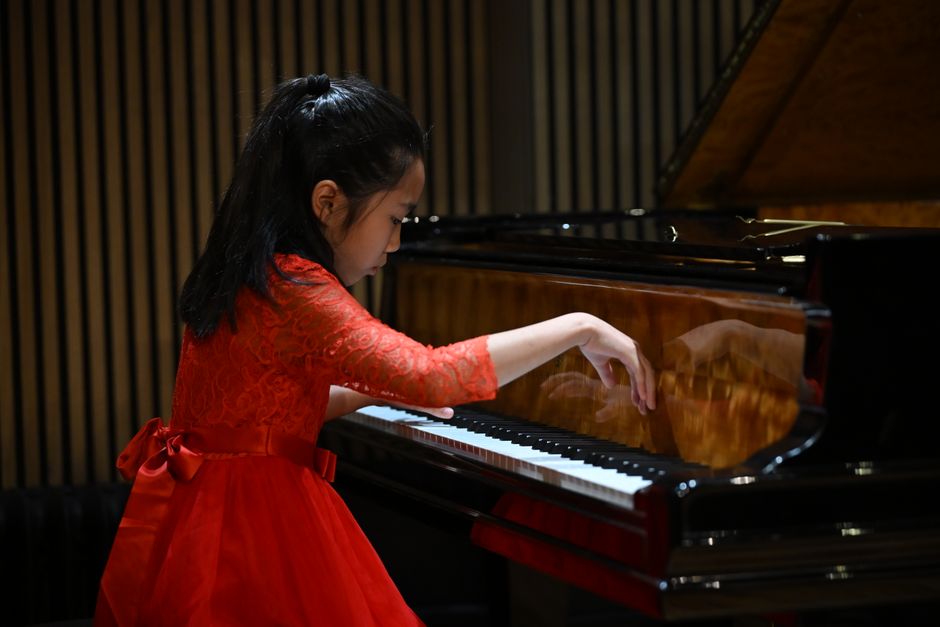 ピアノを演奏する子どものイメージ