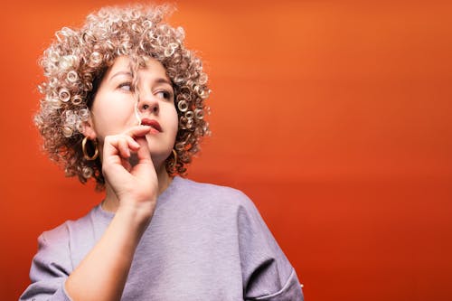 Mulher Em Camiseta Cinza Com Gola Redonda