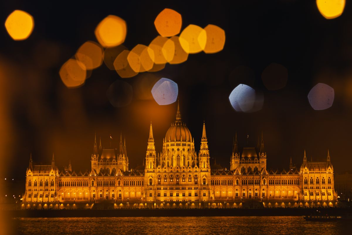 Parlamentul din Budapesta iluminat auriu, noaptea