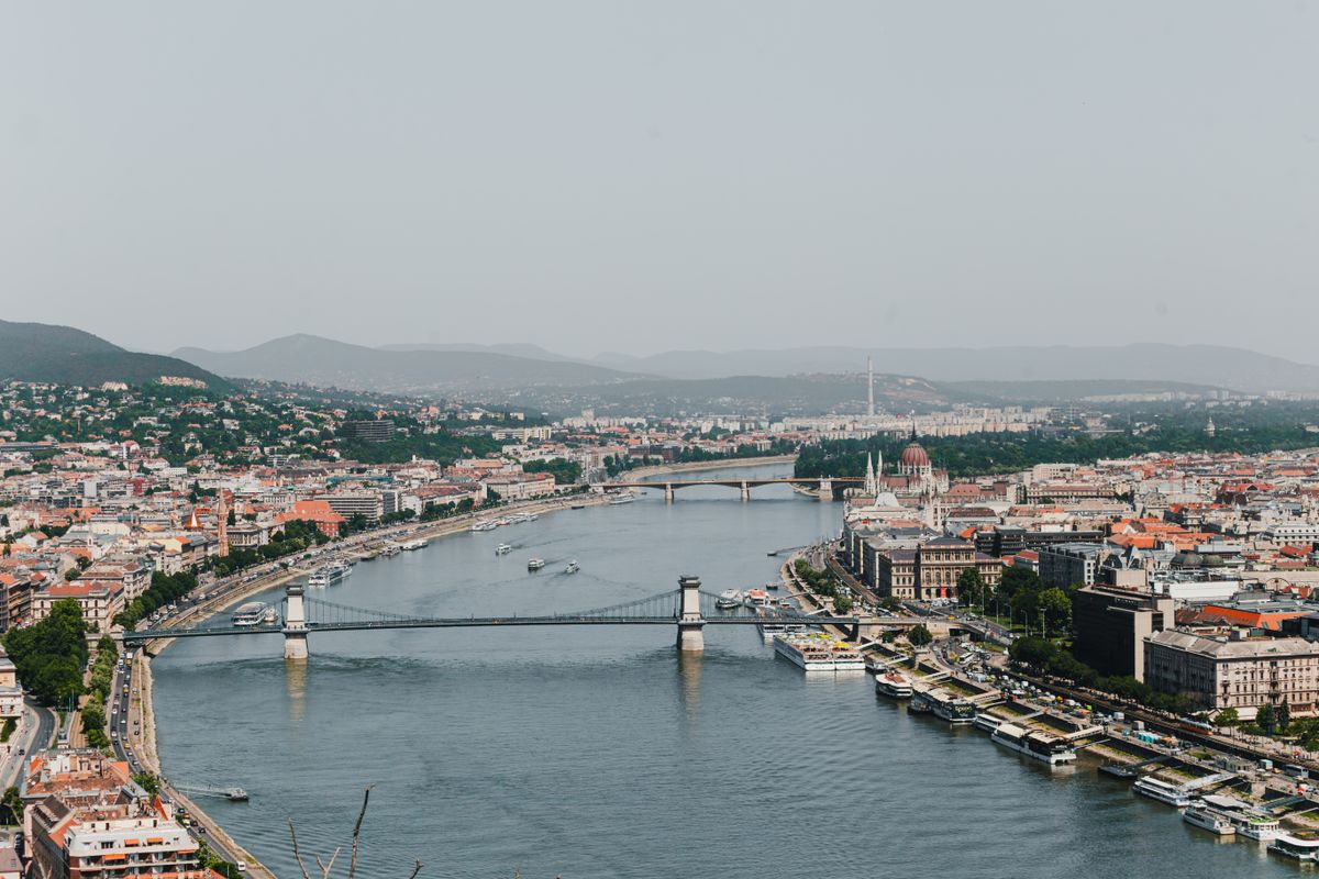 Vedere aeriana cu Dunarea, Podul cu Lanturi si Parlamentul