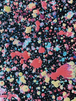 画布上，动态抽象画与生动的飞溅色彩交织