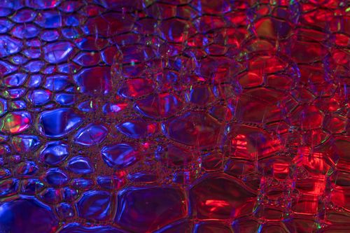 Free A vivid abstract bubble pattern showcasing red and blue hues, creating a modern and glossy effect. Stock Photo