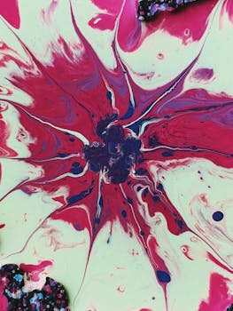 动态抽象艺术以充满活力的色彩和流畅的丙烯酸图案呈现