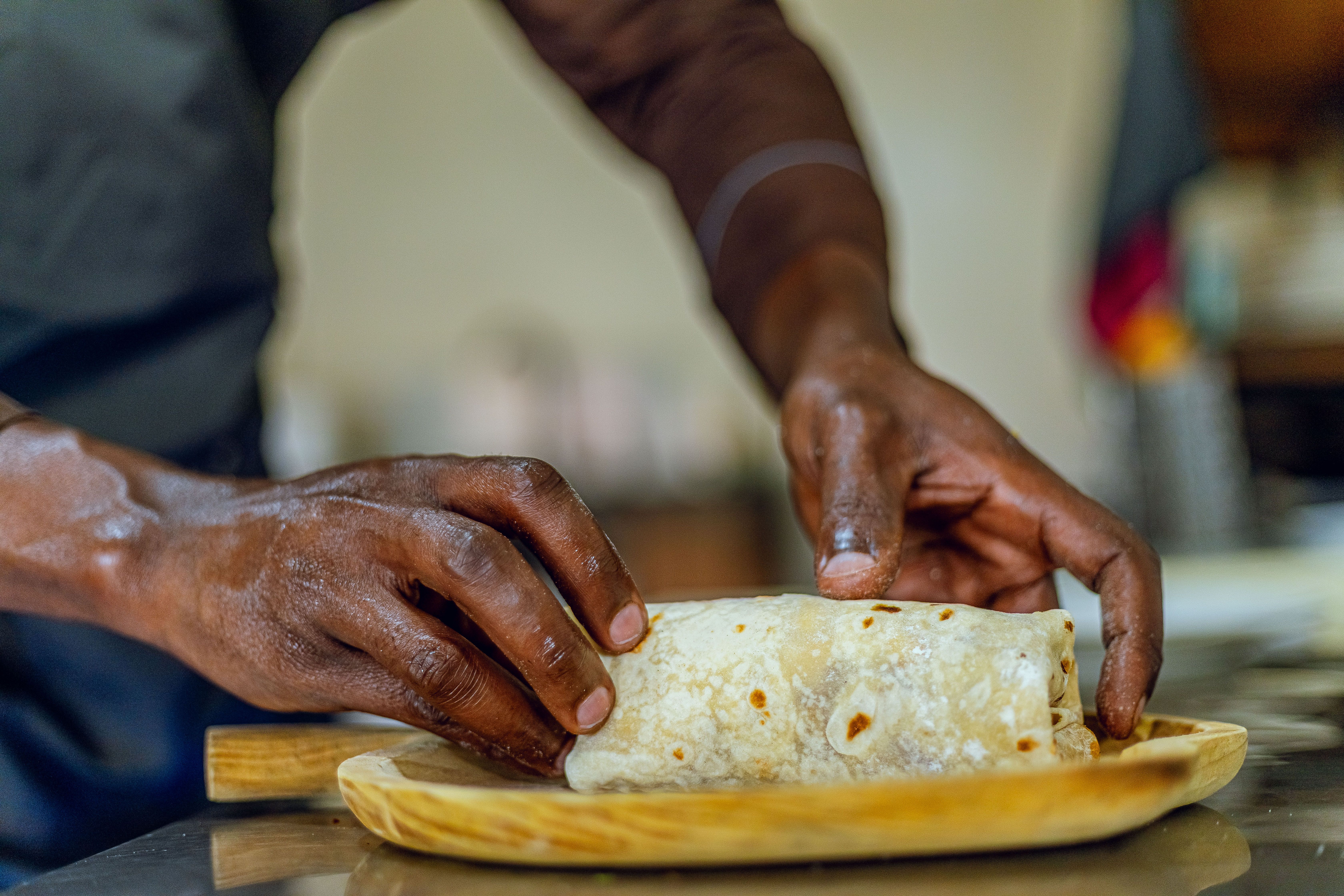 addition de restaurant indonésien avec des billets de roupies sur une petite assiette en bois