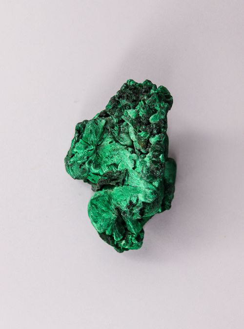 Free Close-up of a vibrant green malachite mineral isolated on a white background. Perfect for geology enthusiasts. Stock Photo