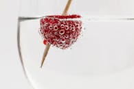 乌藨子在苏打水中的特写，凸显新鲜感和沸腾感