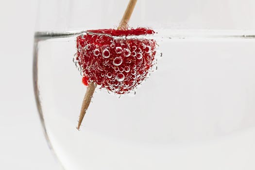 乌藨子在苏打水中的特写，凸显新鲜感和沸腾感