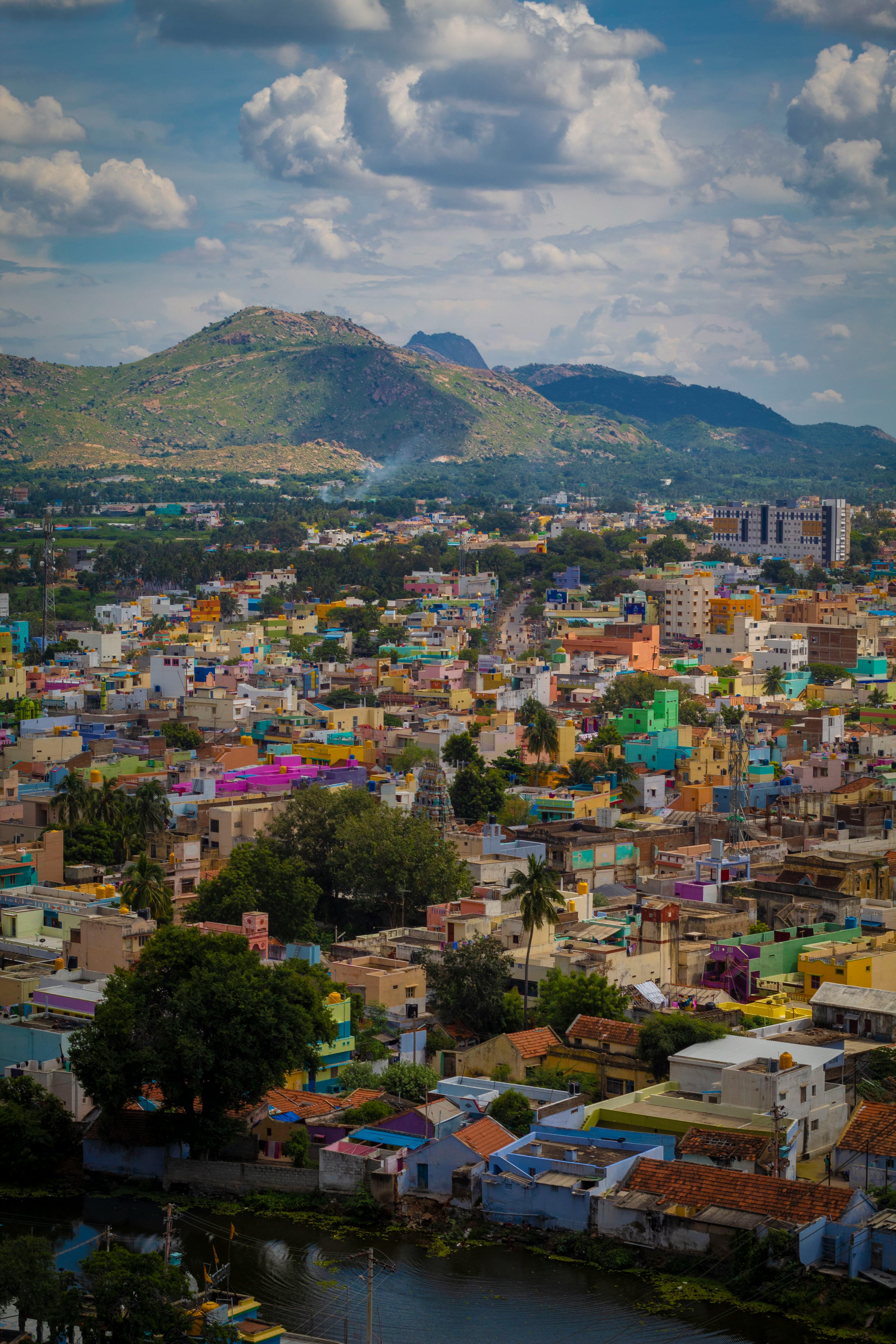 在多云天空下，俯瞰以山脉为背景的克里希纳吉里镇，充满活力