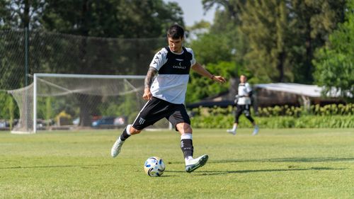 Free A soccer player in motion during practice on a sunny outdoor field. Stock Photo