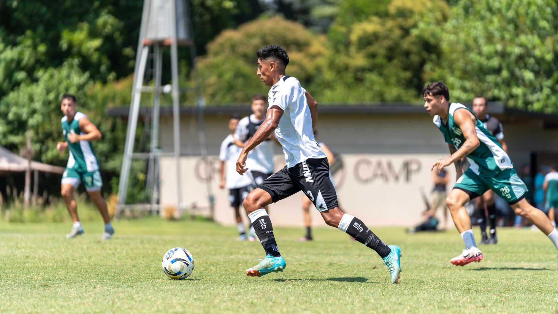 Futbol topu ve transfer sembolü