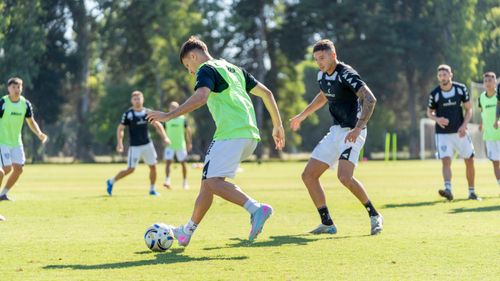 Free Young adults in soccer practice on a sunny field, showcasing teamwork and skill. Stock Photo