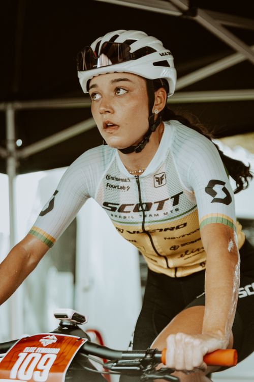 Free Female cyclist intensely focused during indoor training session, showcasing determination and athleticism. Stock Photo